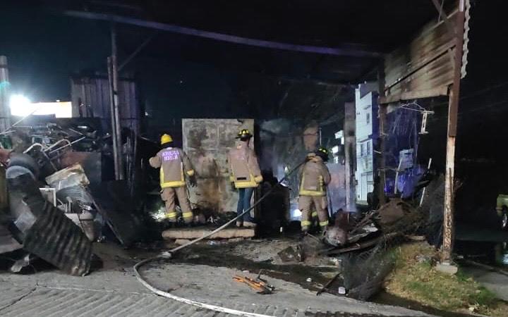 Sofocan incendio en recicladora al sur de Morelia