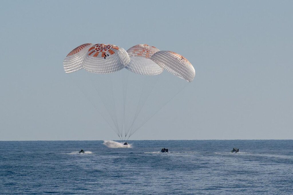 SpaceX logra éxito regreso a Tierra de dos astronautas que llevaban 9 meses en la EEI