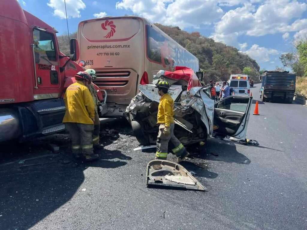 Taxi de Tiripetío es embestido por tráiler en accidente