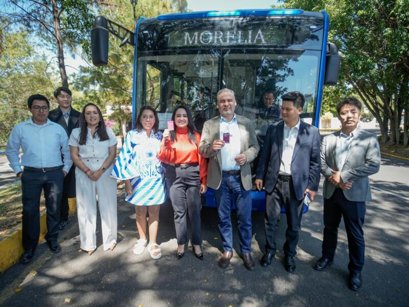 Transporte público de moderniza en Uruapan con tarjeta: Bedolla