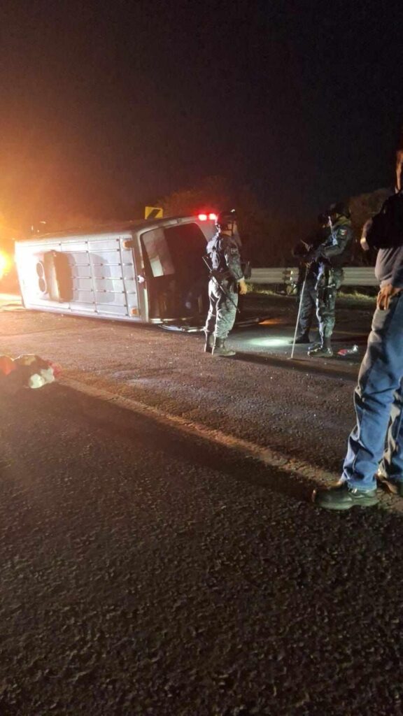 Volcadura de camioneta tipo turismo deja 8 heridos, en la Siglo XXI