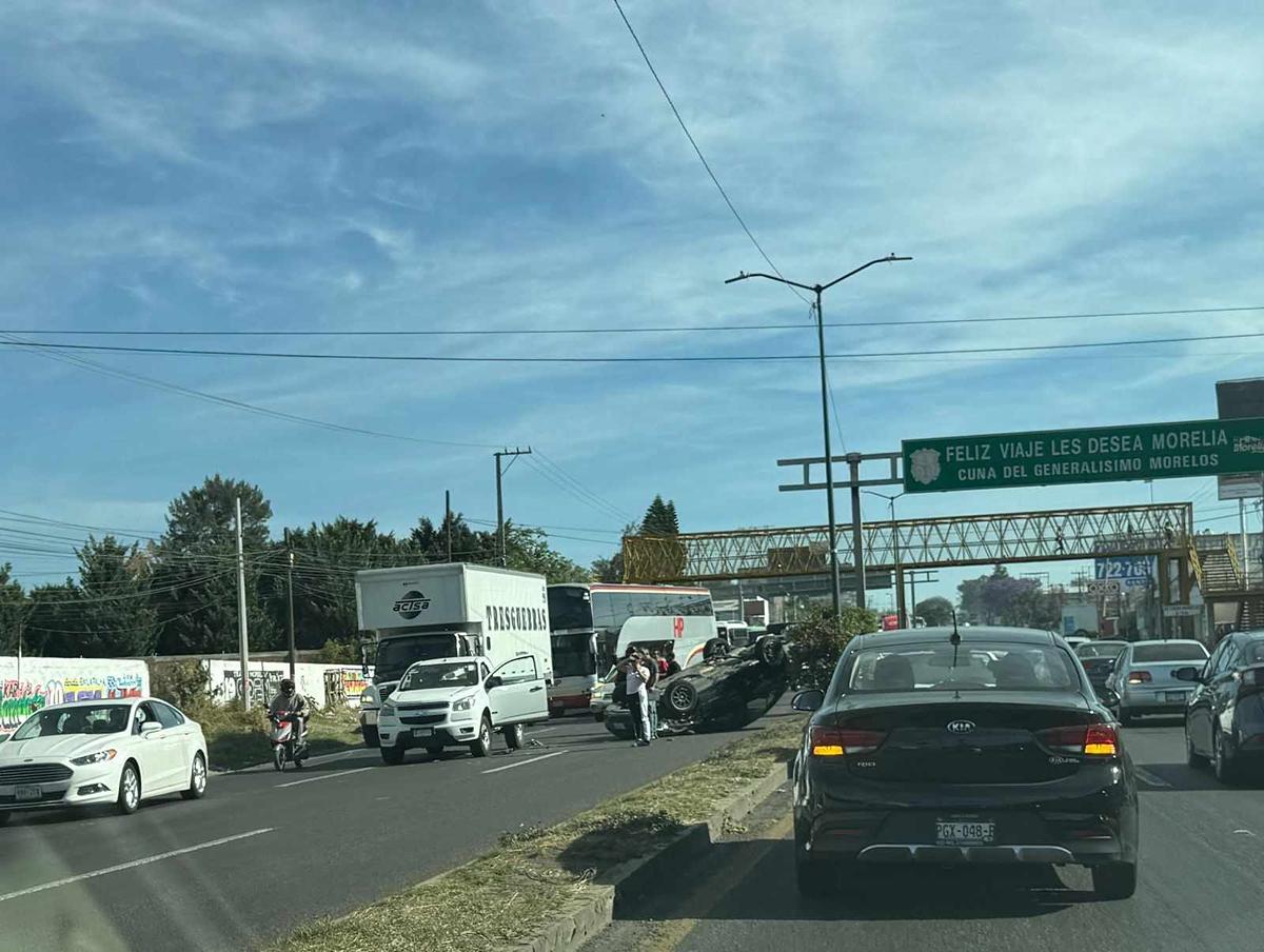 Volcadura en la carretera Morelia-Salamanca; conductor abandona vehículo