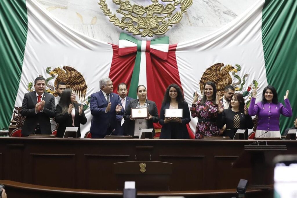 Yareni Pérez Vega y Jannet Hernández Vega reciben Condecoración